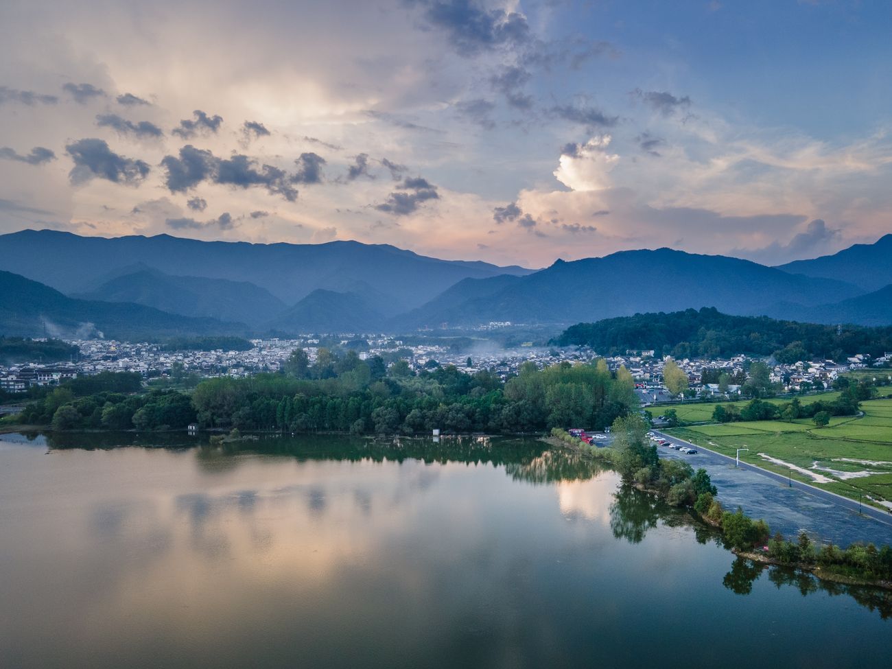奇墅湖晨雾湖面，远山如水墨淡染